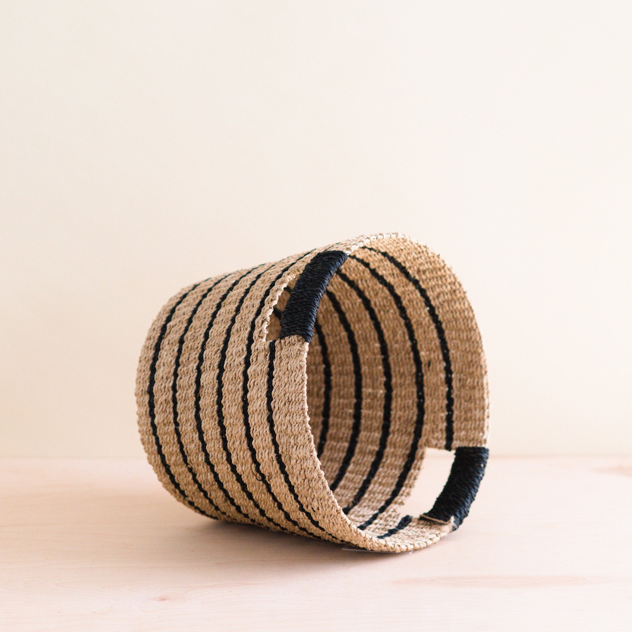 Panier conique rayé noir et naturel - Paniers modernes
