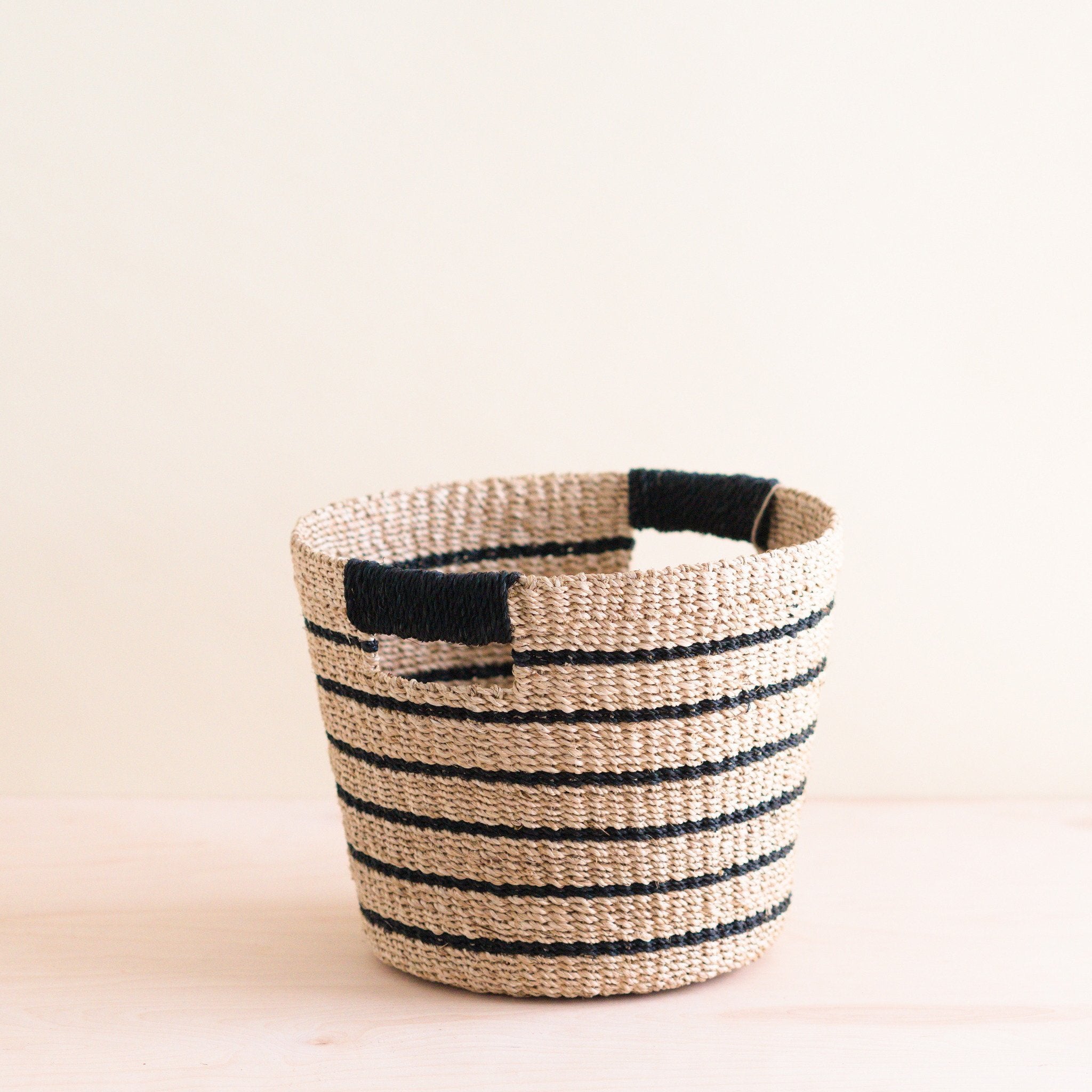 Panier conique rayé noir et naturel - Paniers modernes