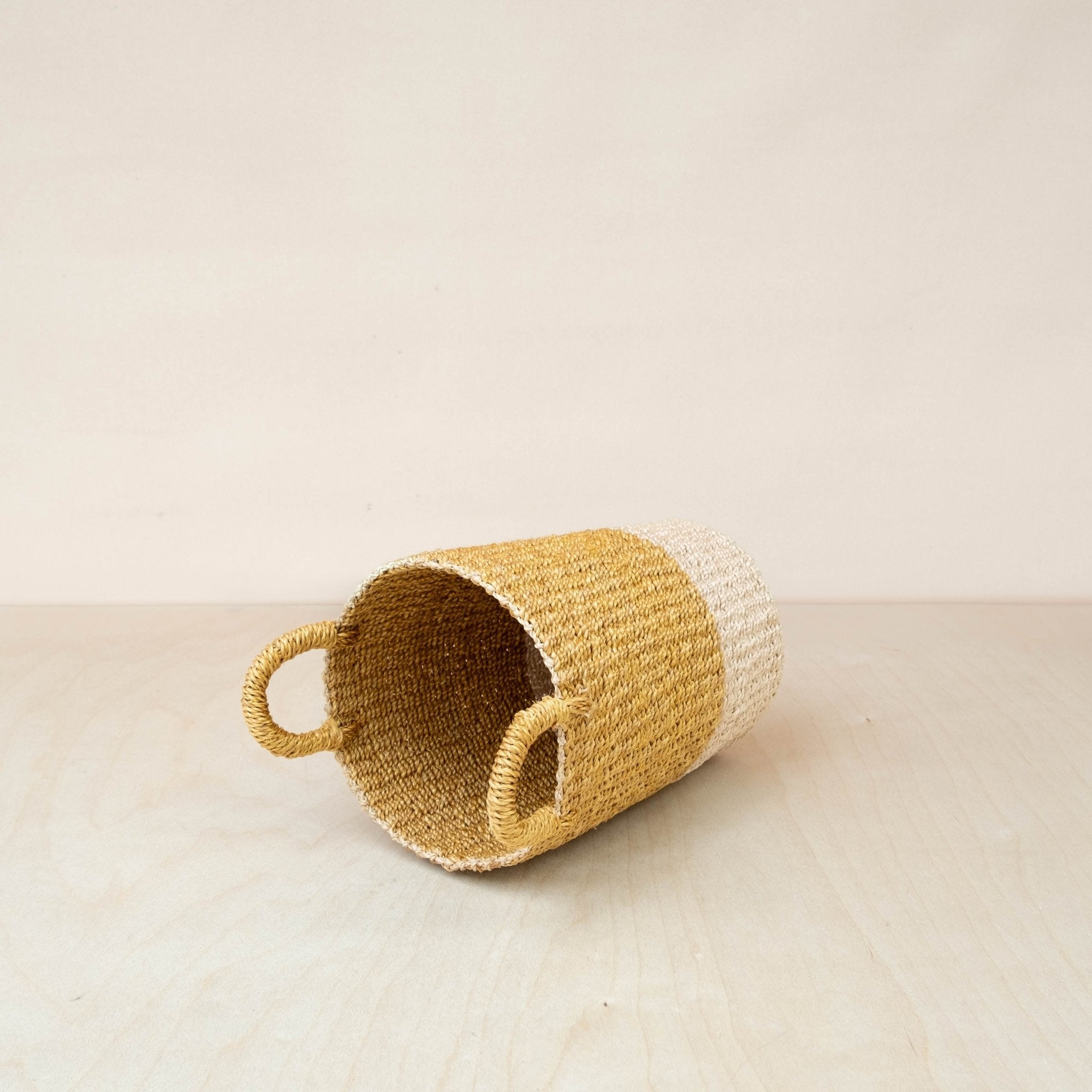 Grand vase panier tissé moutarde - Panier en osier