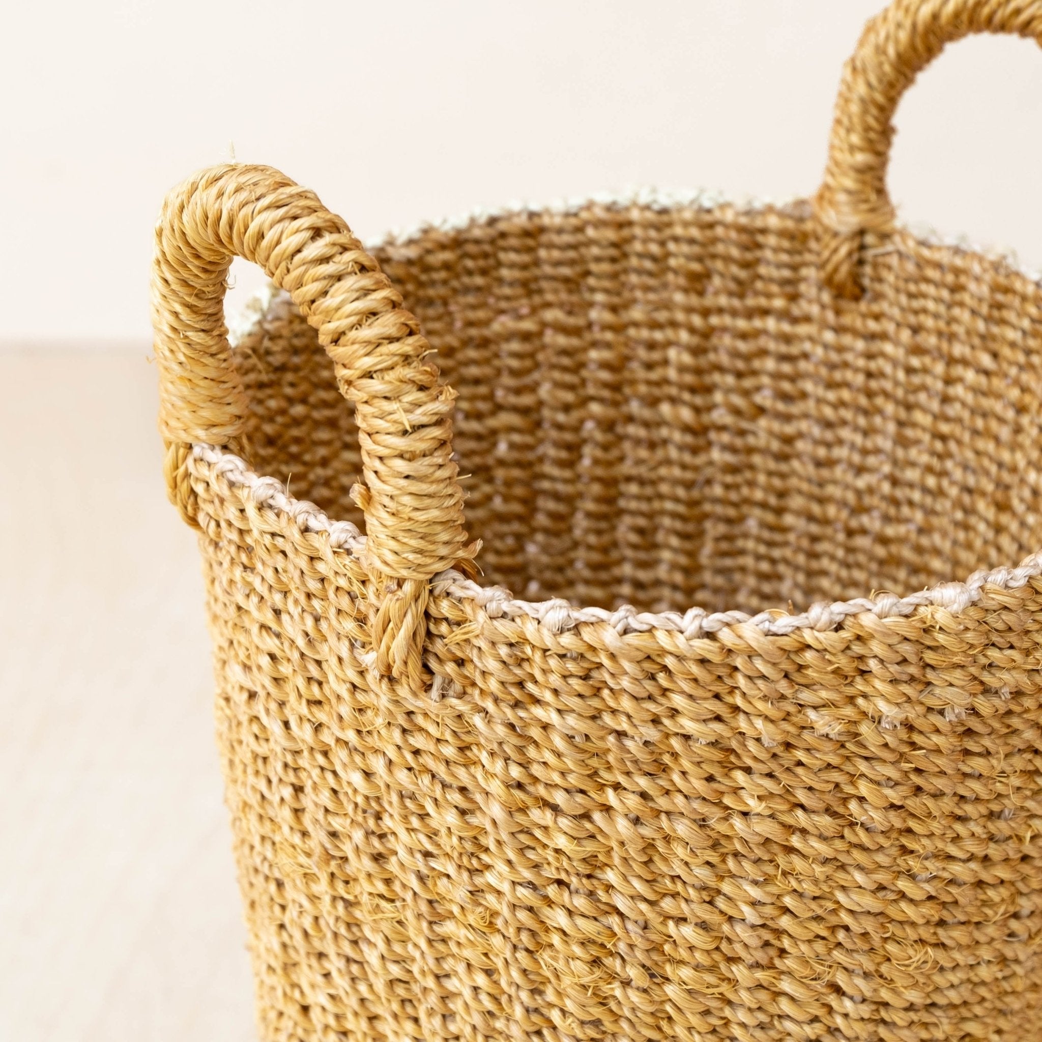 Grand vase panier tissé moutarde - Panier en osier